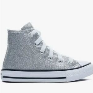 Kids Converse size 3.5
Sliver Metallic